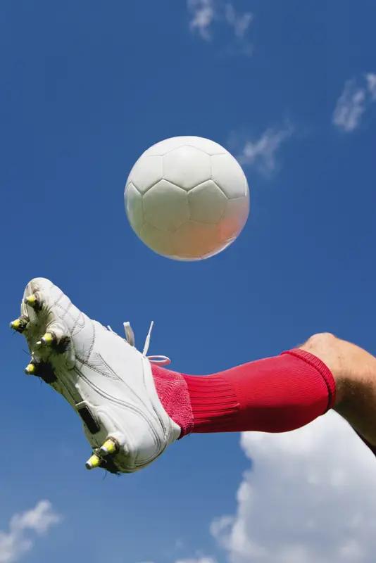 推广和发展足球运动是个复杂工程，不是建球场、喊口号就行，涉及多维度协同。从城市