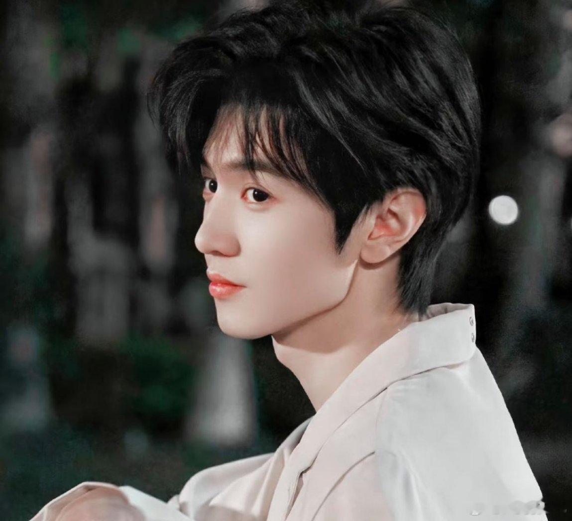 1、之前看《枭起青壤》的题材和班底，谁不觉得它比《一笑随歌》更有爆相啊？当时陈哲