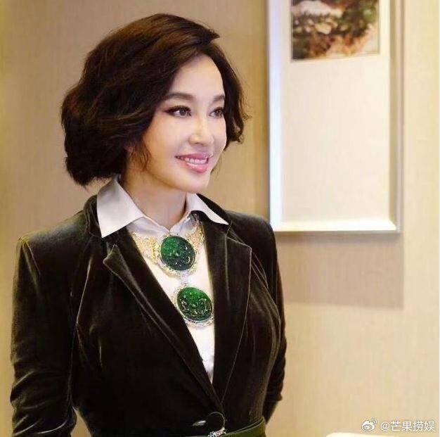 一场亲情纠纷，意外扒出刘晓庆的真实家底。外甥方称刘晓庆撕裂亲情闹得沸沸扬扬，刘