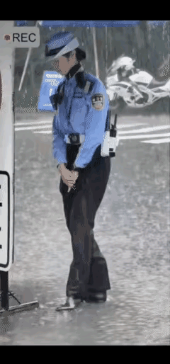 这么漂亮的小姐姐，下雨天也没有人给送把伞呢？