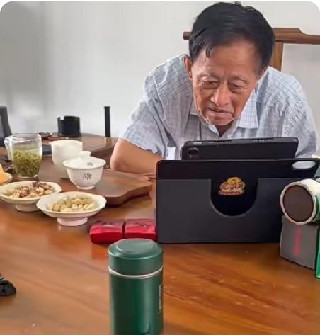 上海建工爷叔除了能说会写，还会研究股票，一旦坐下来，那个认真的劲也是可以的，毕竟