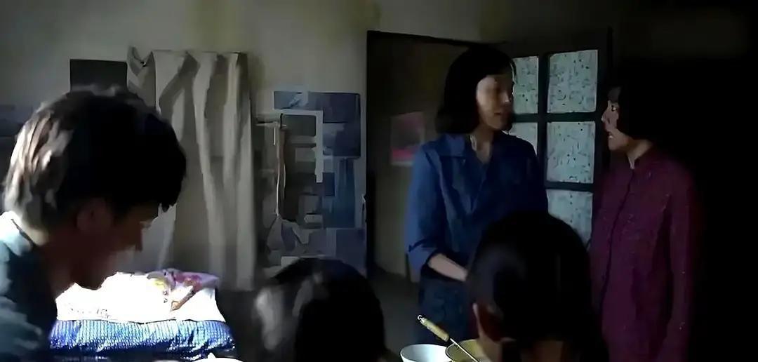 江德福帮安欣一家，最高明的是那场“没发生的送别”。全网都在夸他是好男人，但