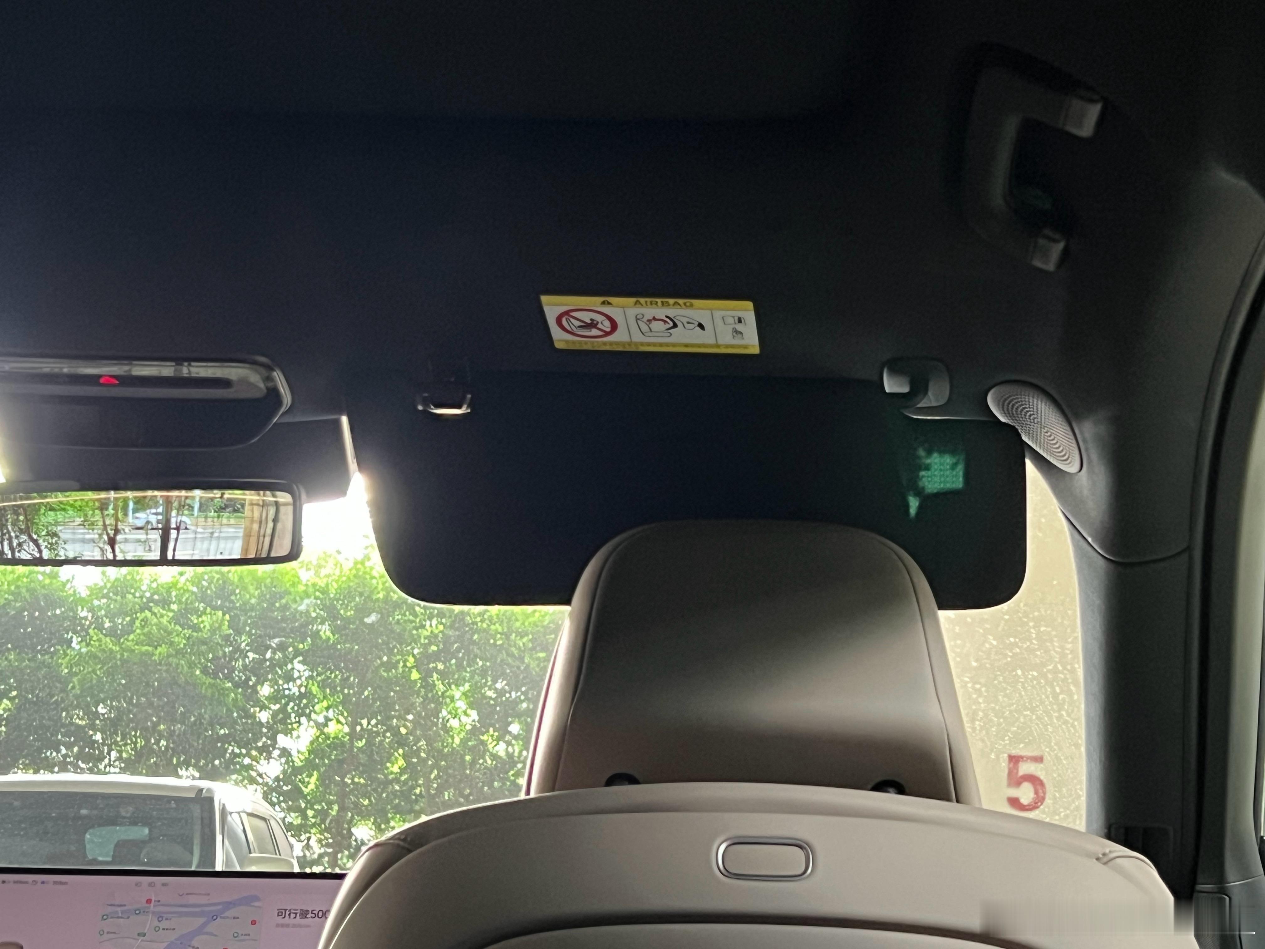打开后排零重力座椅的时候，还是建议先把遮阳板收起来，虽然问题不大，但被头枕顶着，