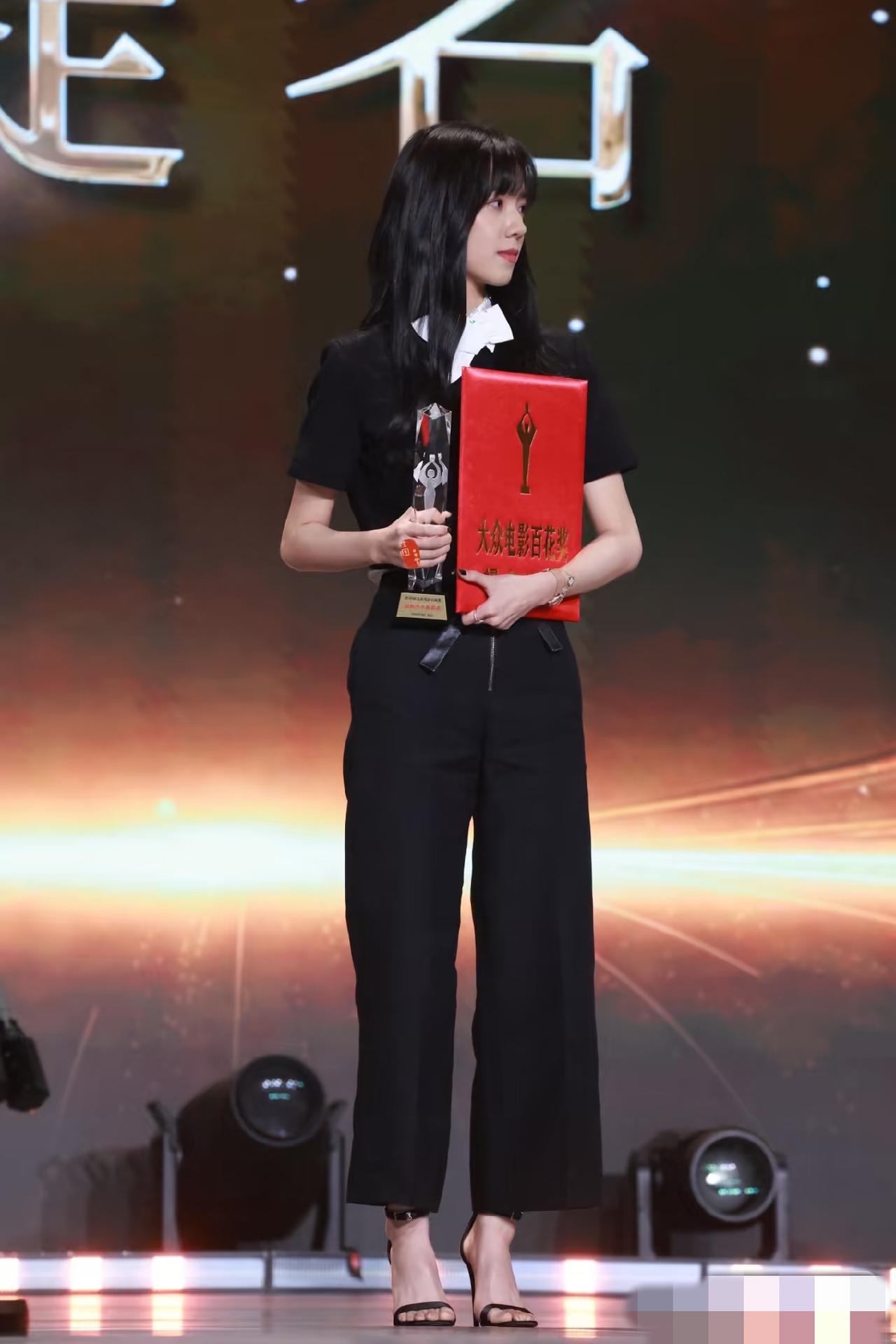 庄达菲~怪不得明星都传裙子，裤子太考验人了
