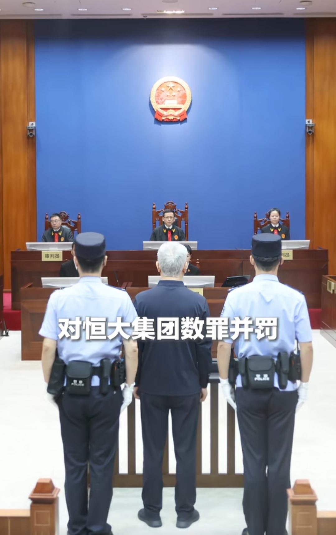 第一次看到这位风云人物满头白发，事业没了，心气没了，也没心思染发了。但是他不显