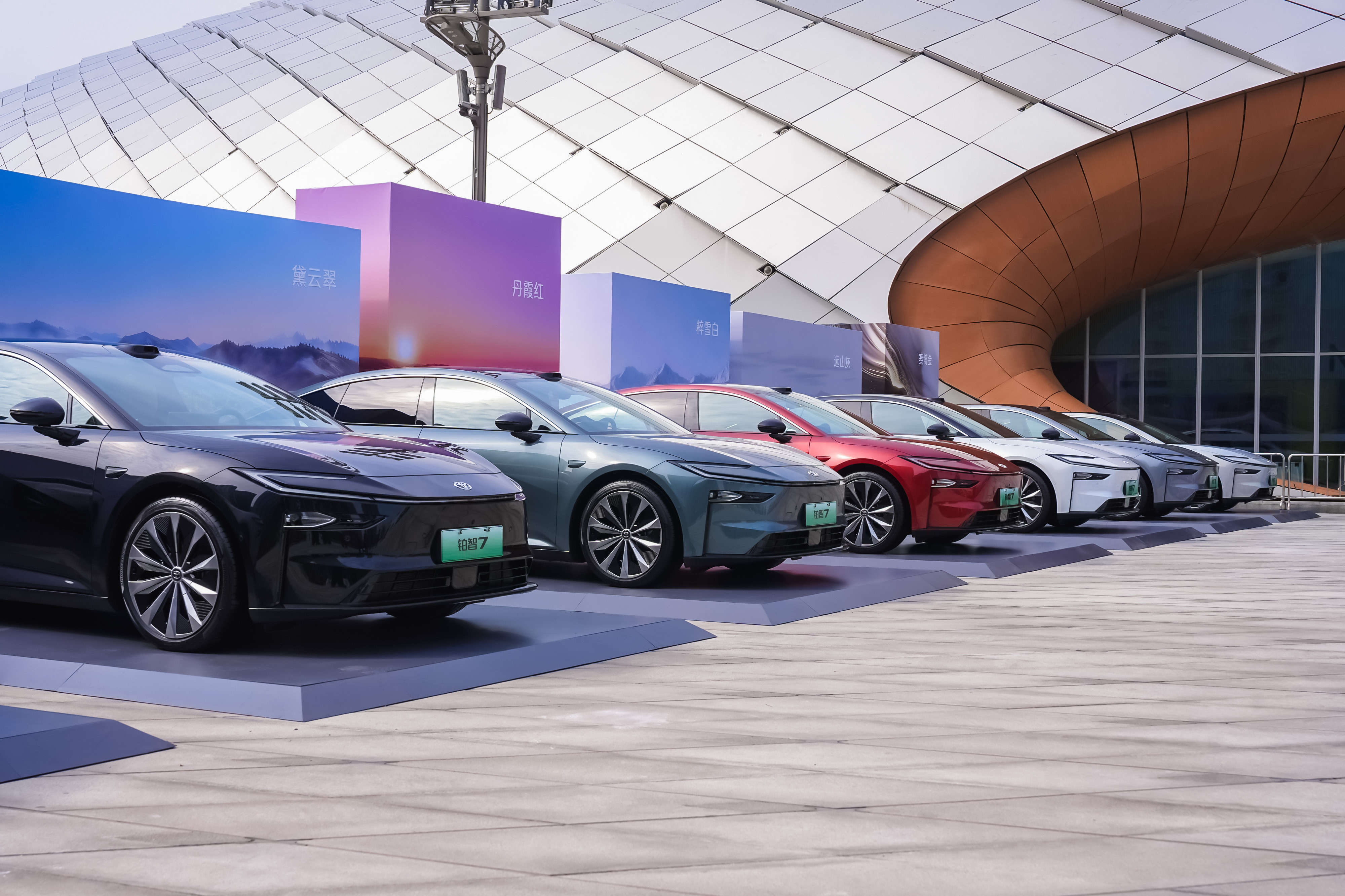 跟几个朋友看完今晚铂智7的上市直播，大家的统一共识就是：这车太香了，性价比简直拉