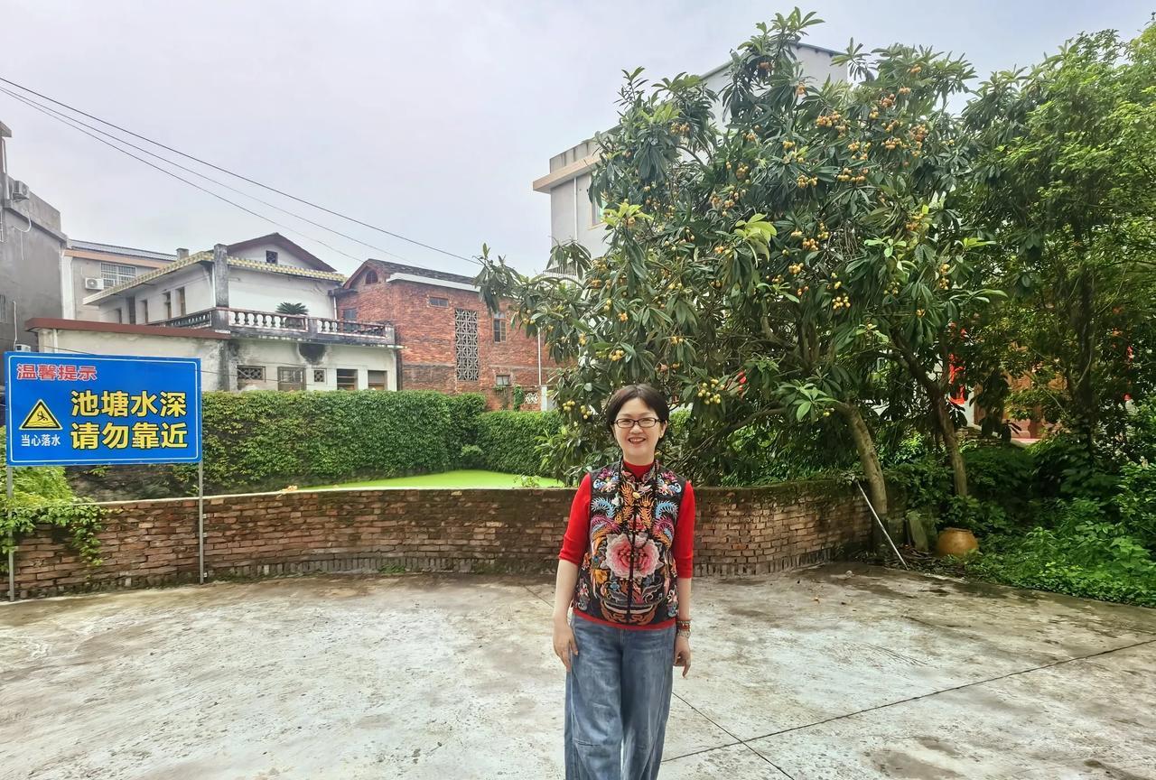母亲在家门口的池塘边种了一棵枇杷树，原就纯粹为美化景观，结果硕果累累。本来是件好