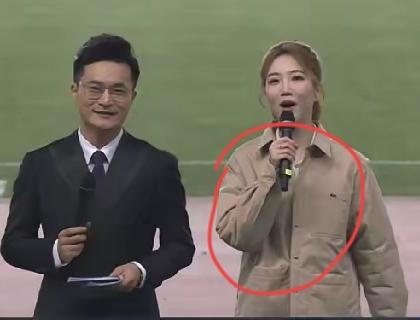 苏超总决赛女主持人火了！不是因为长相出彩，也不是因为主持出丑，而是她身上穿的那