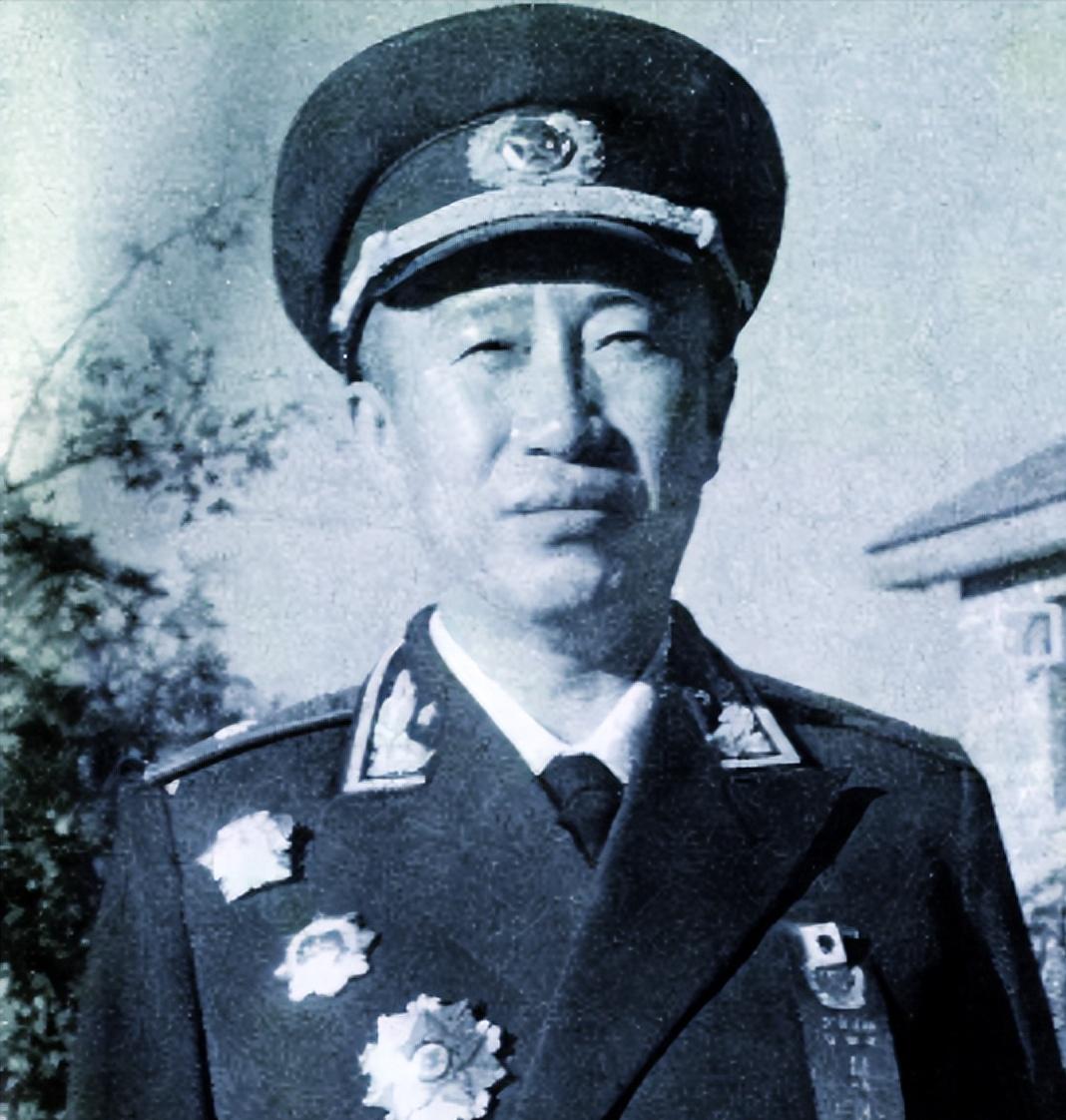 1955年，“授勋仪式”过后，彭德怀怒气冲冲地找到了毛主席。刚领完元帅勋章的