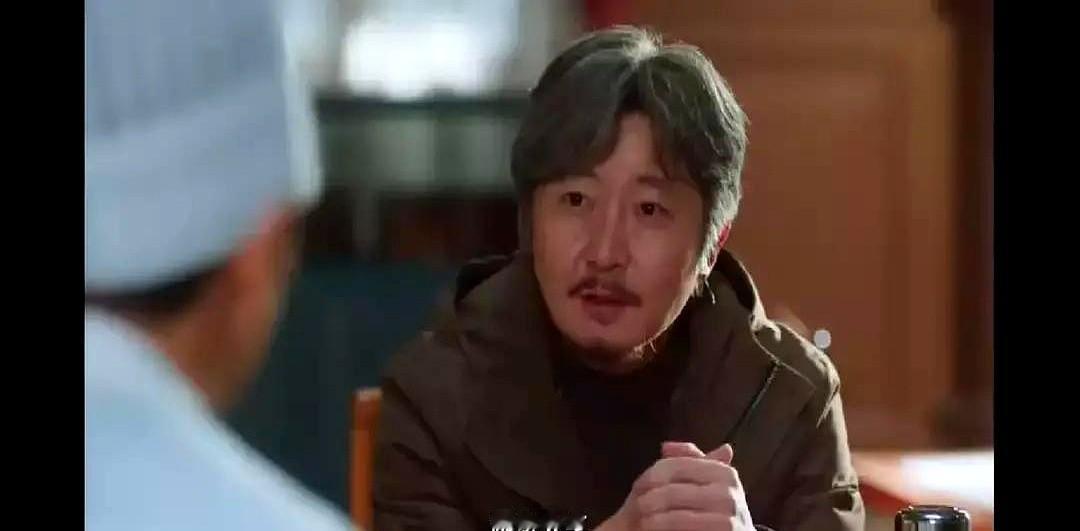 凌晨三点，郭京飞攥着剧本敲开了老婆鲍莉的门。鲍莉压根没睡，正盯着监控器看回放