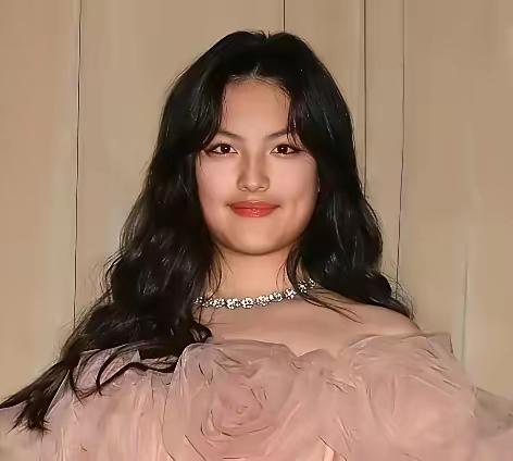 王诗龄这厚实的腮帮子出自她老爹，这个脸型放在她爸身上，是帅的，而且很周正很man