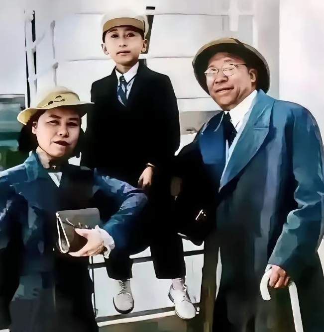 看到杨虎城将军一家人的合影，思绪一下就被拉回那个动荡的年代。1936年那张合影里