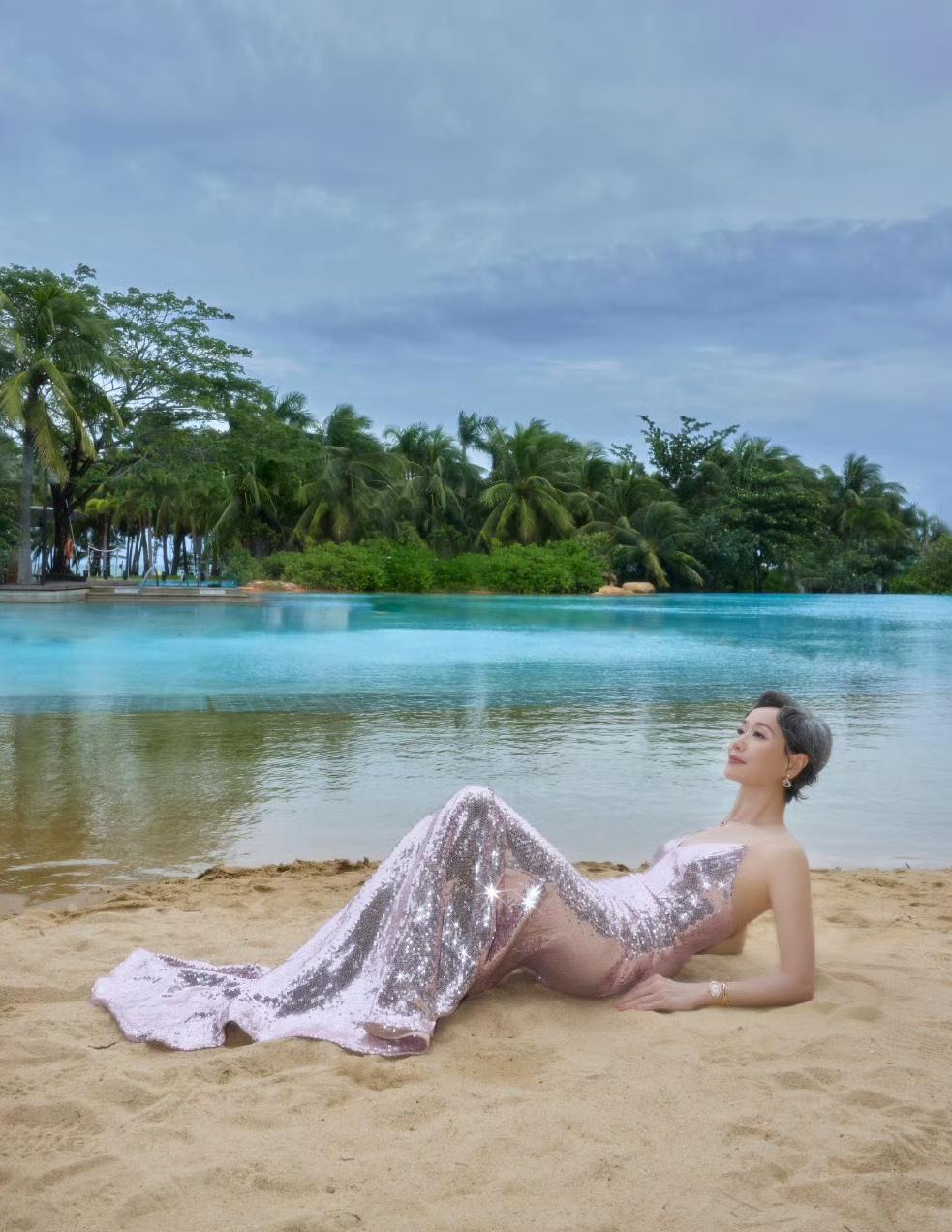 你们觉得60岁以上的女人穿粉色吊带裙好看吗？这个怎么说呢？得看个人的身材和气