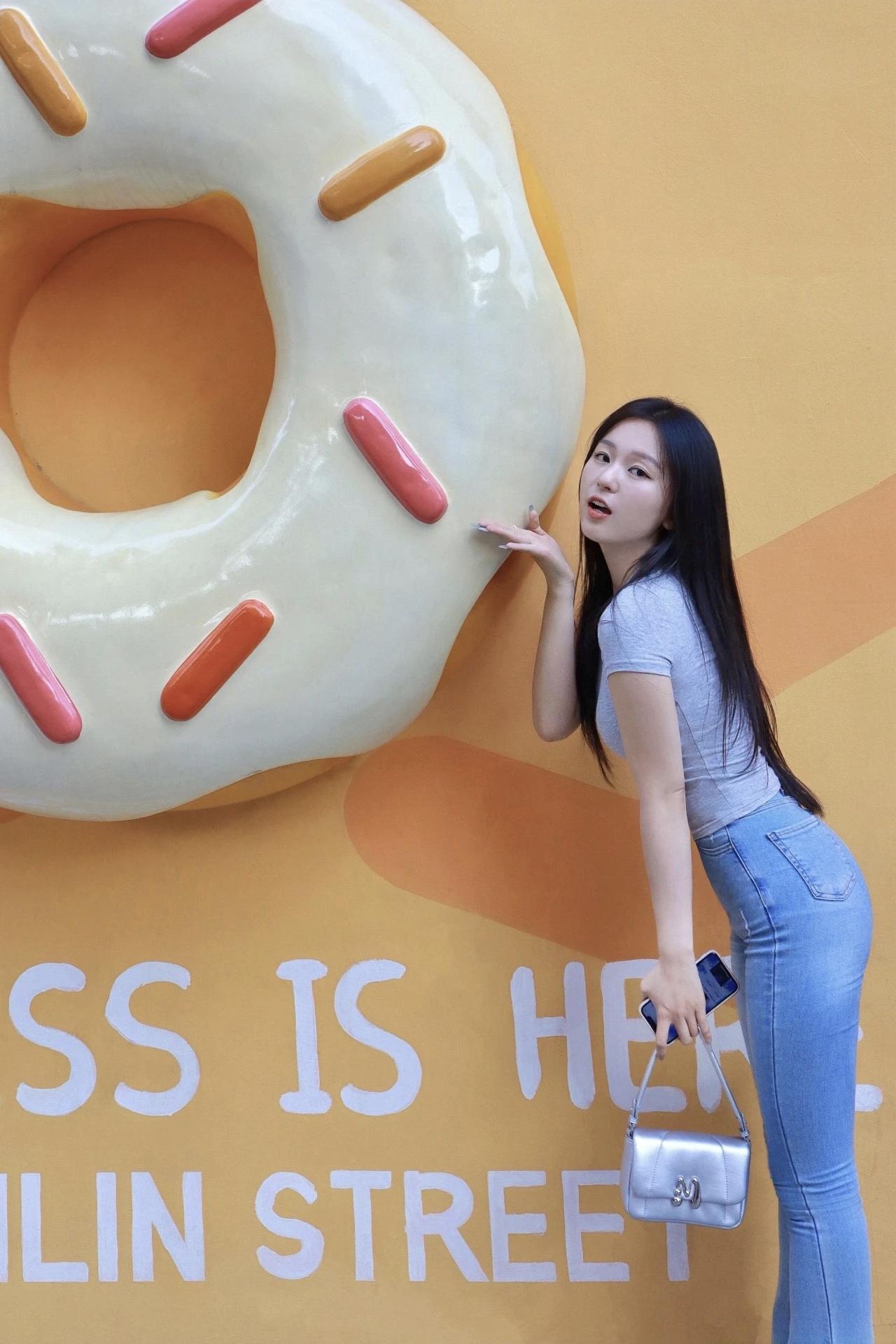 牛仔裤穿搭美女户外摄影作品一组，打卡超可爱甜甜圈🍩，少女心爆棚！牛仔裤最爱街拍