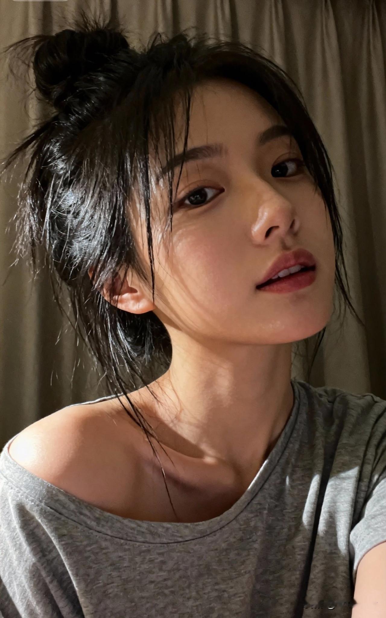 这位姑娘头发扎成了可爱的丸子头。