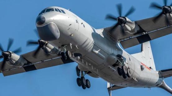 根据中国国防部的消息，近日，东部战区一架运-8反潜巡逻机在东海例行巡逻时，遭遇2