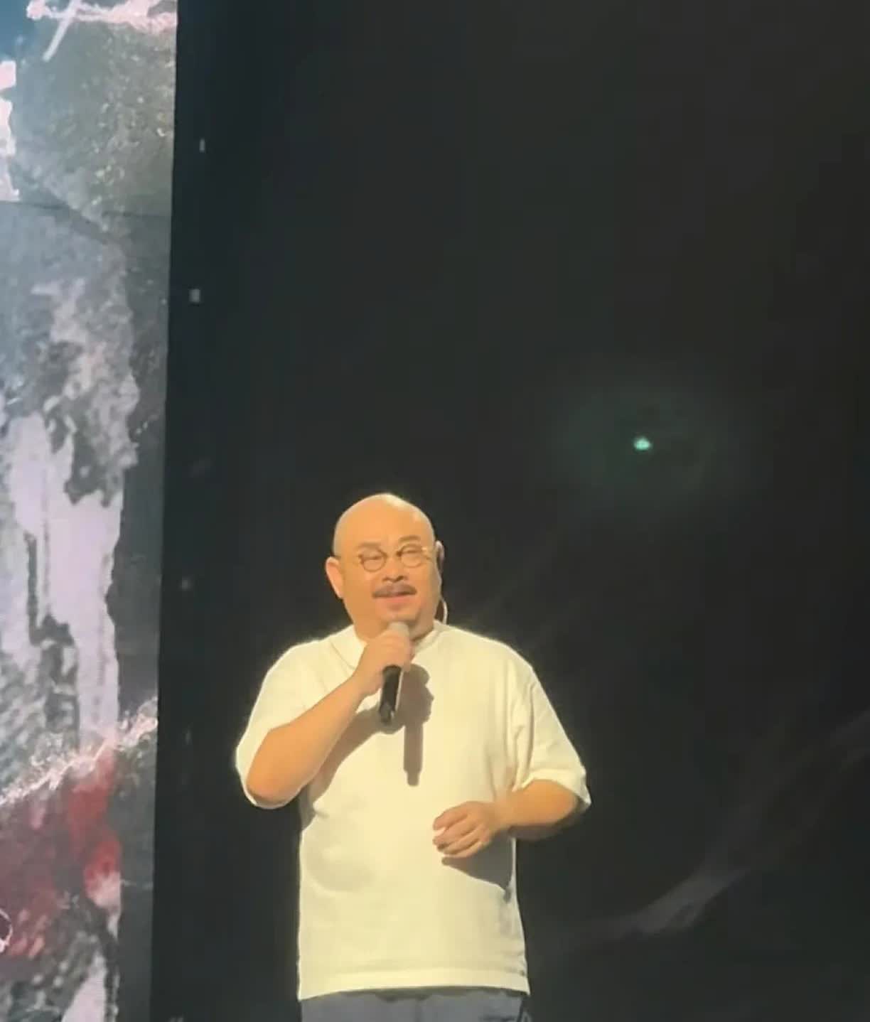疯了，疯了，彻底疯了！6月22日刀郎在重庆开演唱会，刀迷做的三件事彻底颠覆了网友