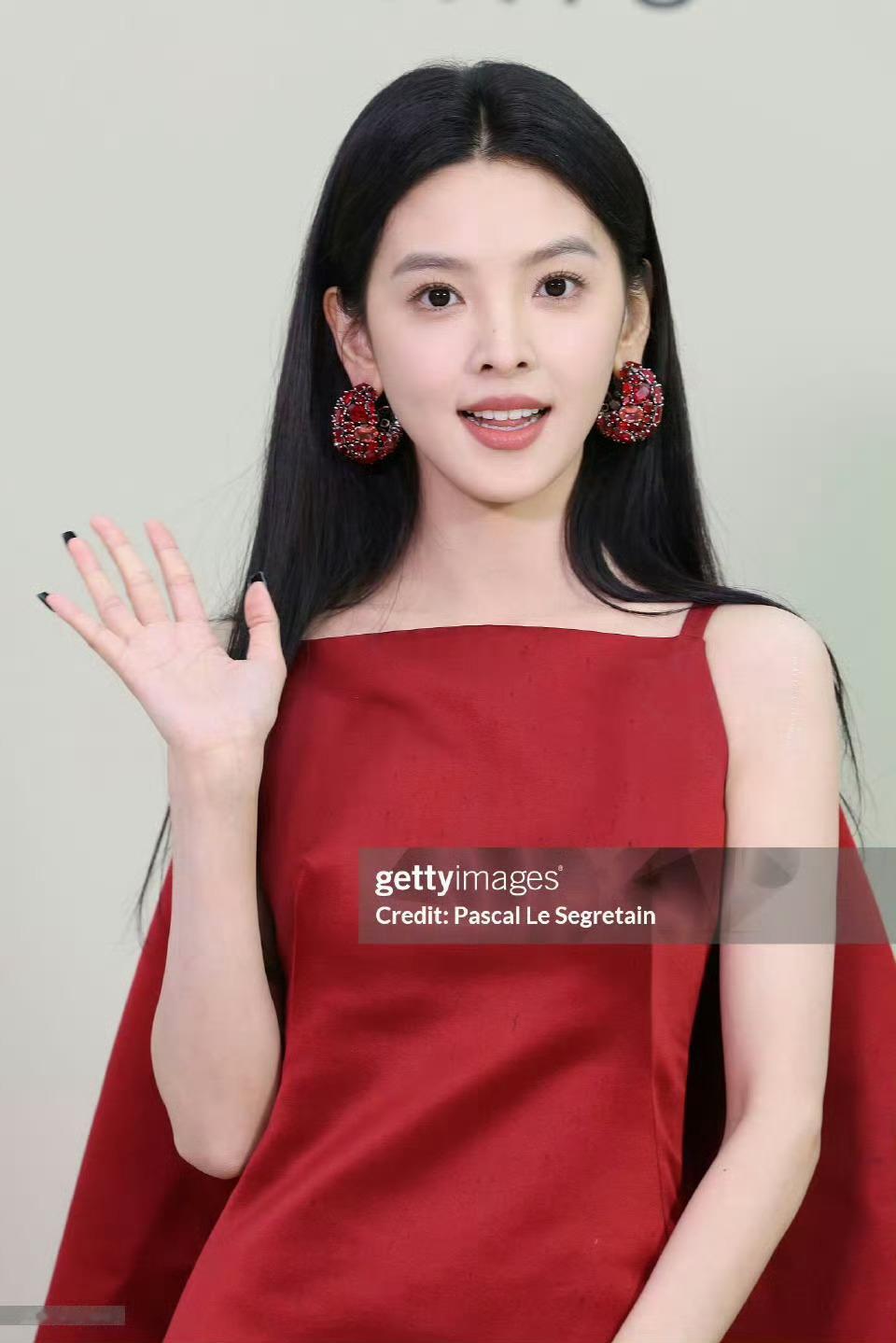 章若楠红裙红耳环楠楠的生图比精修还绝​​​