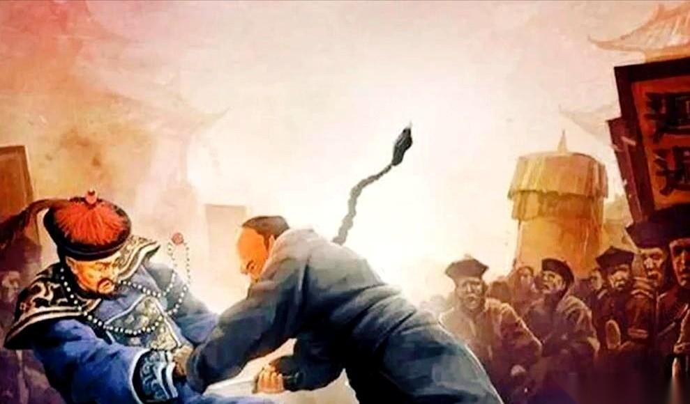 封疆大吏，光天化日之下，阅完兵，在自己地盘上，被人一刀捅死了。刀上还淬了毒。