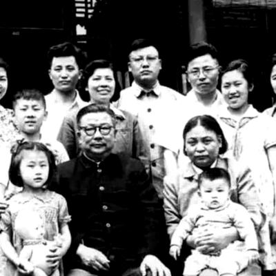 1950年，三野副司令粟裕进京公干，恰逢情报部部长李克农也在北京。两人一见面，李