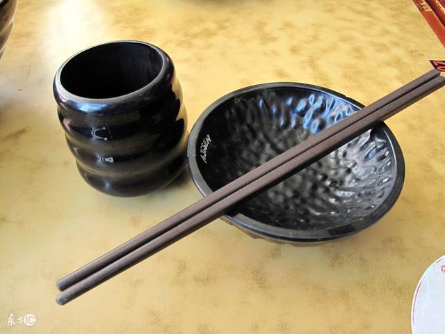 外出吃饭开水烫碗筷真的可以消毒吗?