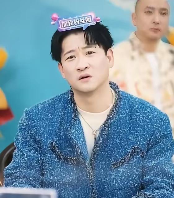 曹云金含泪表示：你们都说我举手投足之间特别像郭老师，我和郭德纲先生一起奋斗了十年