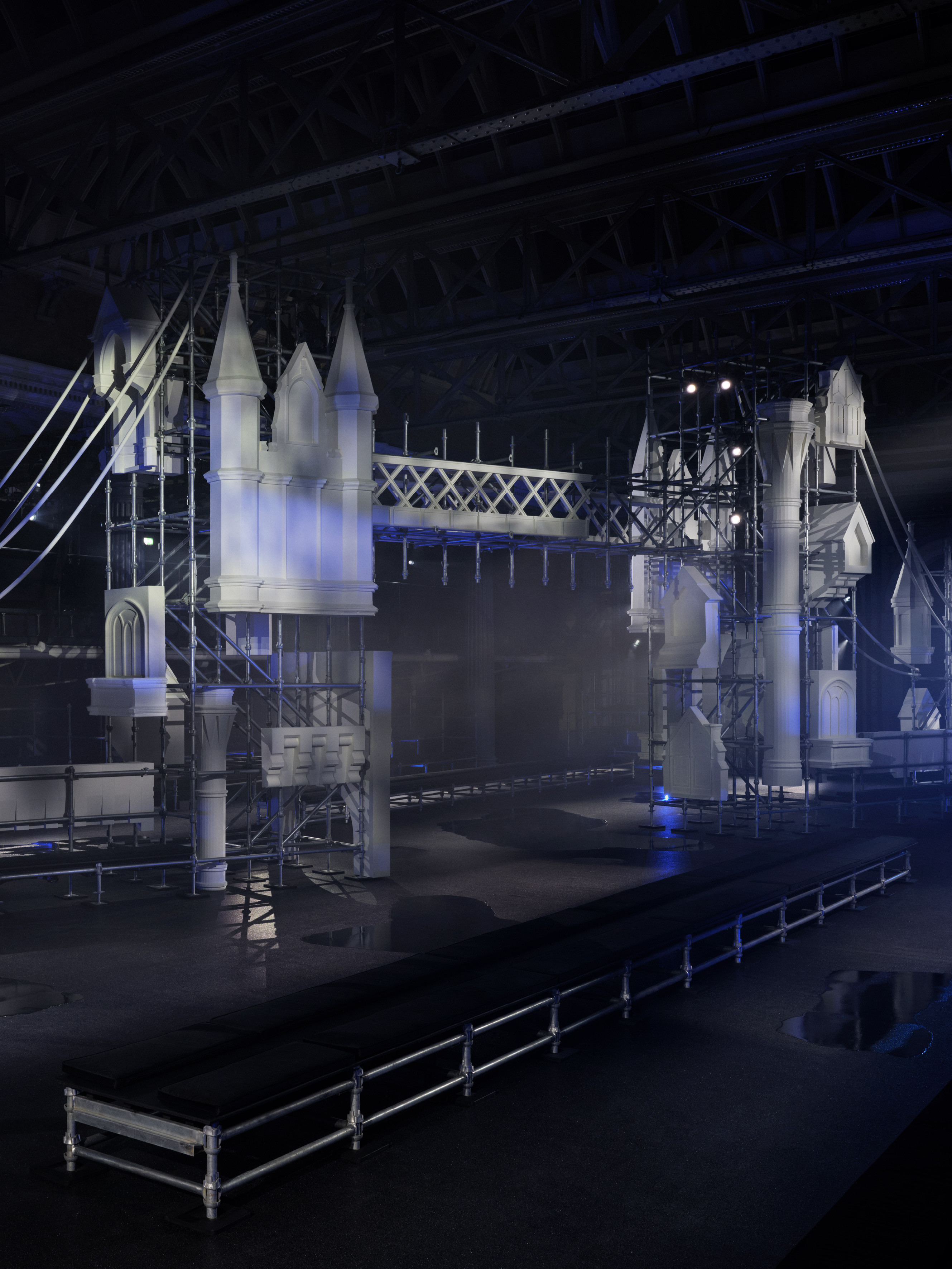 Burberry大秀光影雨幕，柏油水迹，在一座以脚手架搭建起的标志性伦敦塔