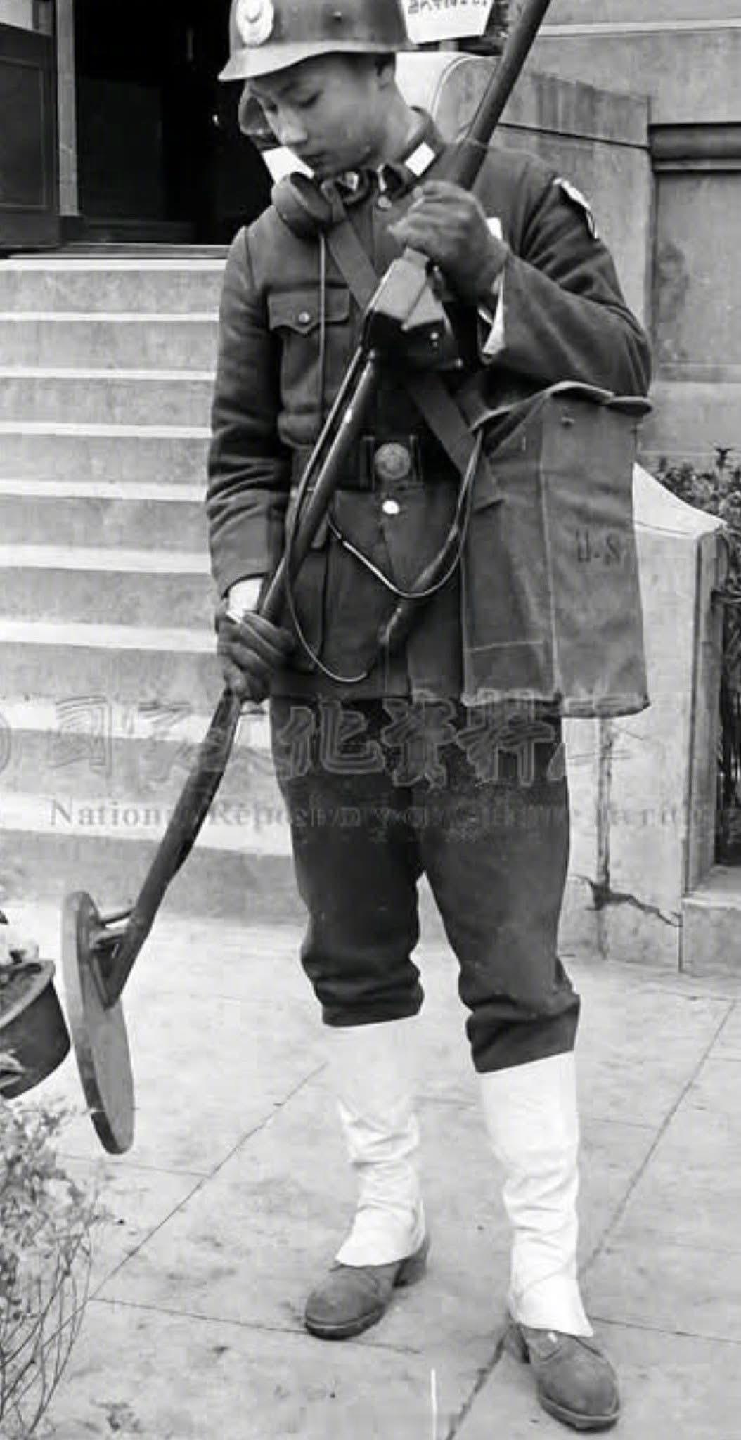 照片中的历史1946年，民国政府制宪国大会议期间宪兵进行安检，他穿罗呢绒军装，