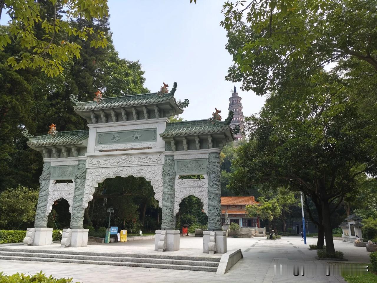 广州周边哪里好玩？来顺德顺峰山公园逛一逛很不错。这里湖光山色，绿树成荫，清凉宜人