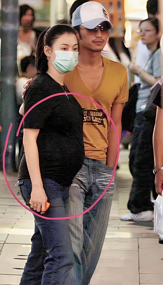 当年，张柏芝怀孕，竟然只胖了肚子，谢霆锋时刻陪护，生怕磕着碰着。