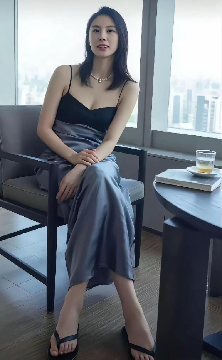 中国女篮王思雨又美又飒又甜，她来自山东烟台，今年30岁，身高1米75、体重60