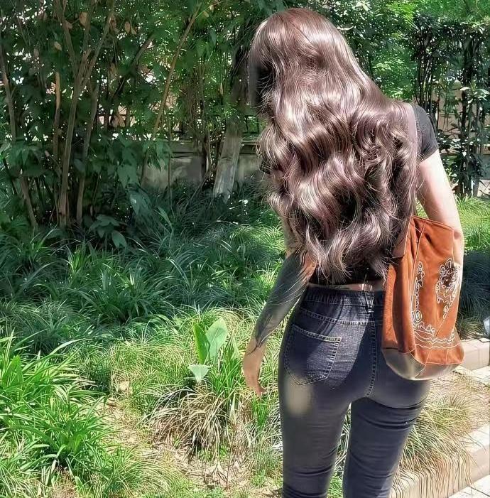 今日街拍，看背影是不是个美女？[呲牙笑]