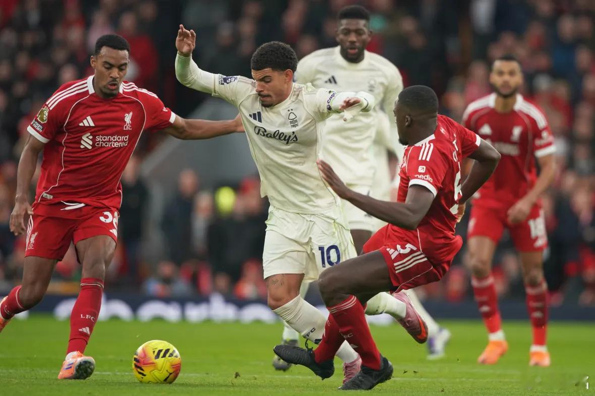 利物浦后卫线老化、中场对抗不行、锋线创造力不足，这是一支技战术层面三无球队。更可