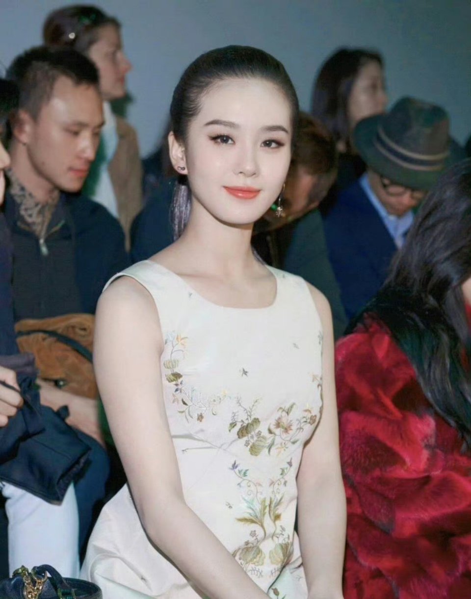 刘诗诗这个发型才是真正的大光明，现在居然有人拿着垫过的颅顶来比较​！​对比下