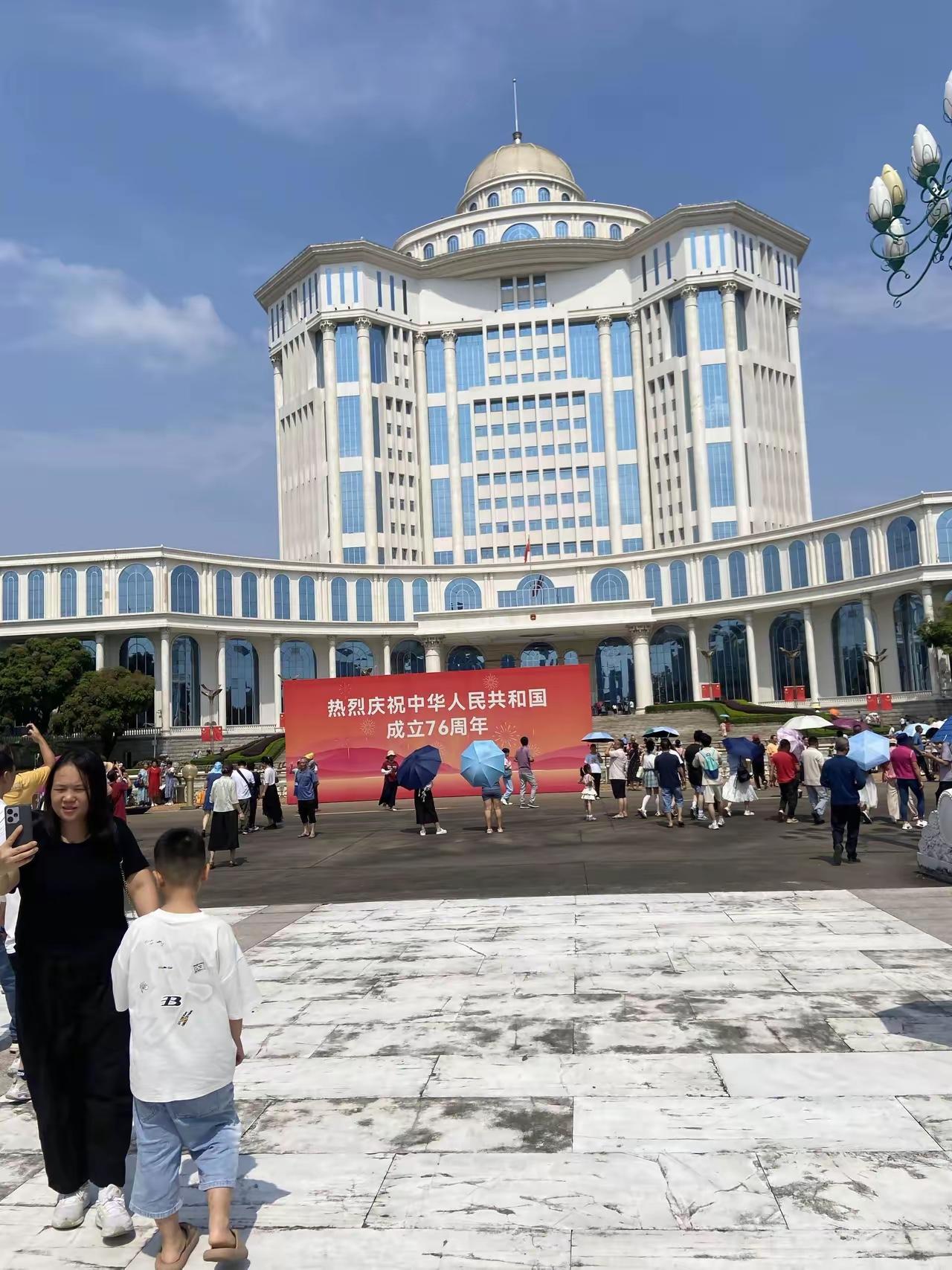 顺德政府这波“创新”，直接把自己活成了“顶流网红”！开放1200个免费车位、饭堂