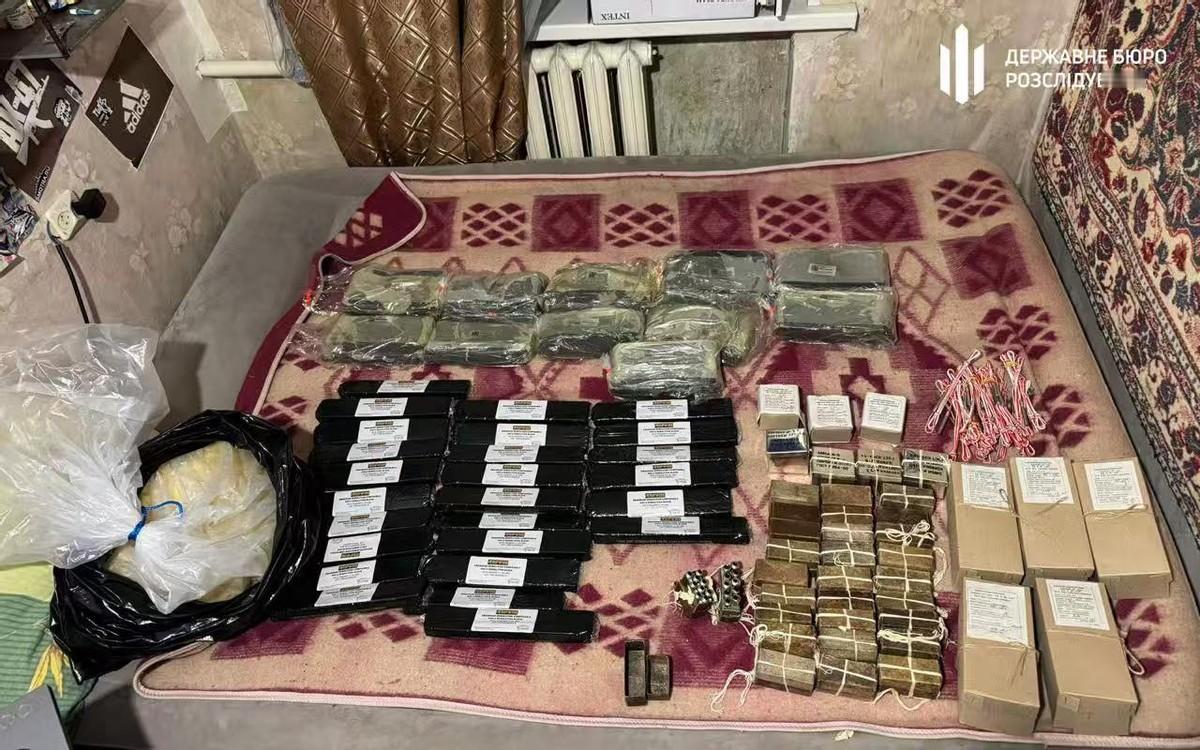 乌军指挥官还没上前线，就把500多架无人机，还都是装着炸弹的无人机，2挺重机枪都