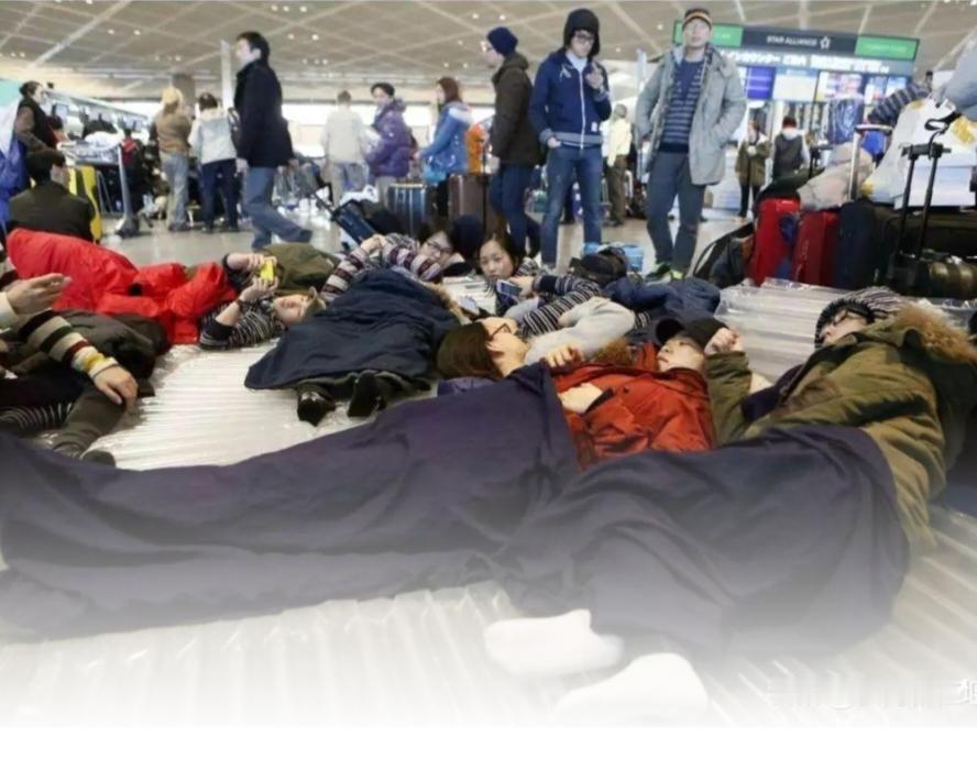 滞留日本的我国游客，按期回不了国，一个个着急得心焦如火燎，求爹爹告奶奶。就在