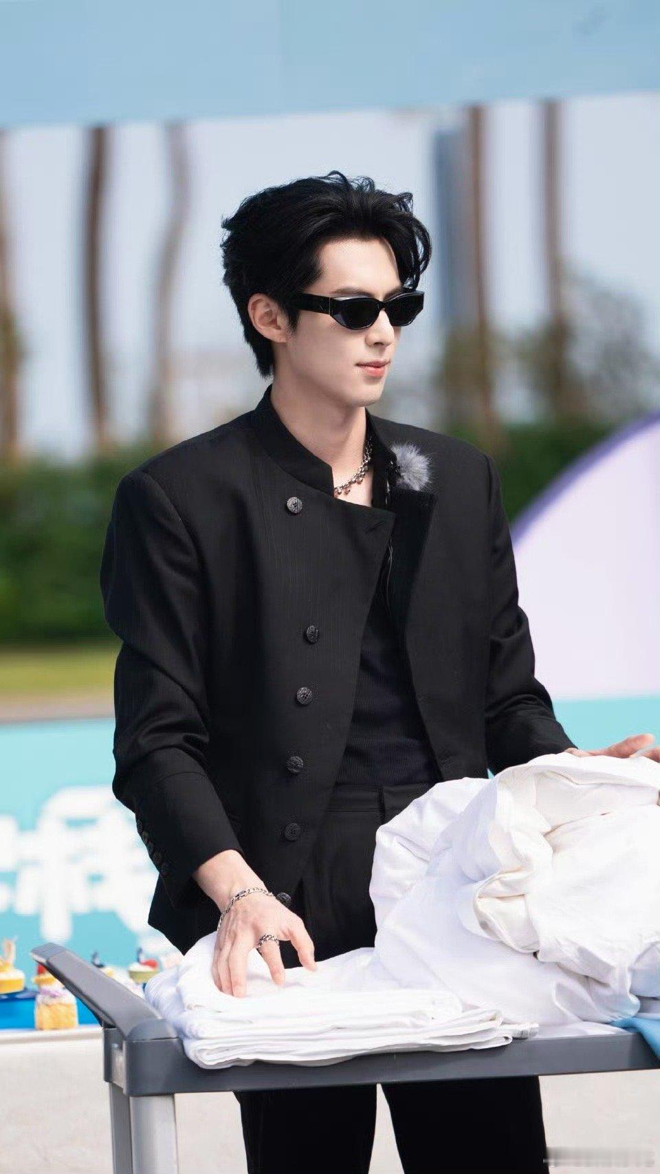 王鹤棣为客栈开业做准备亲爱的客栈帅气与能干并存，王鹤棣的开业备战，治愈又养眼🌿