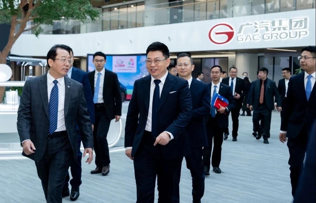 这两天，华为余承东先生带着团队跑到广汽那边去了。照片里的老余还是老样子，西装