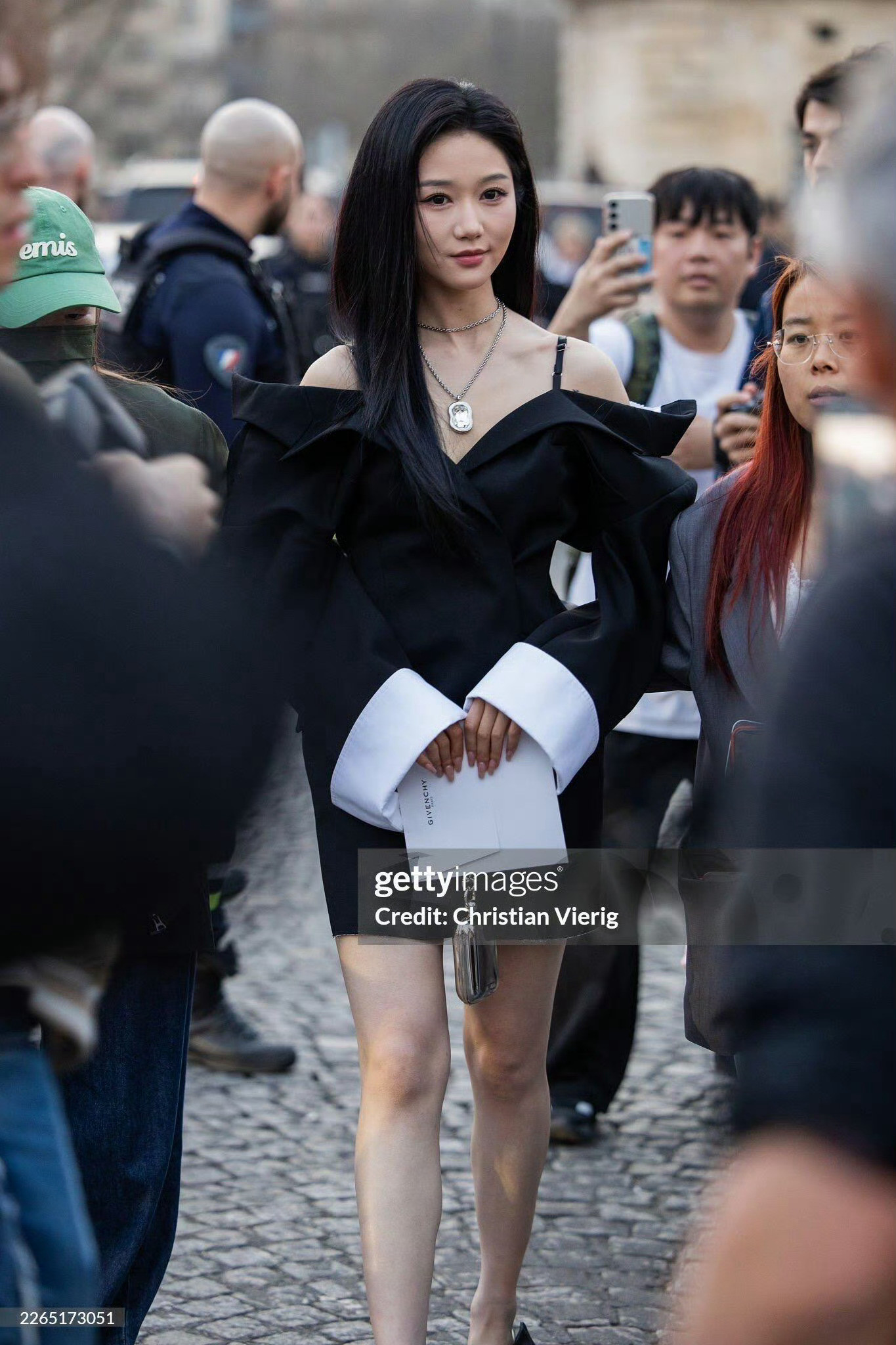 岳雨婷G社出图｜巴黎时装周岳雨婷手拿邀请函亮相纪梵希大秀短国流量花岳雨婷在BA