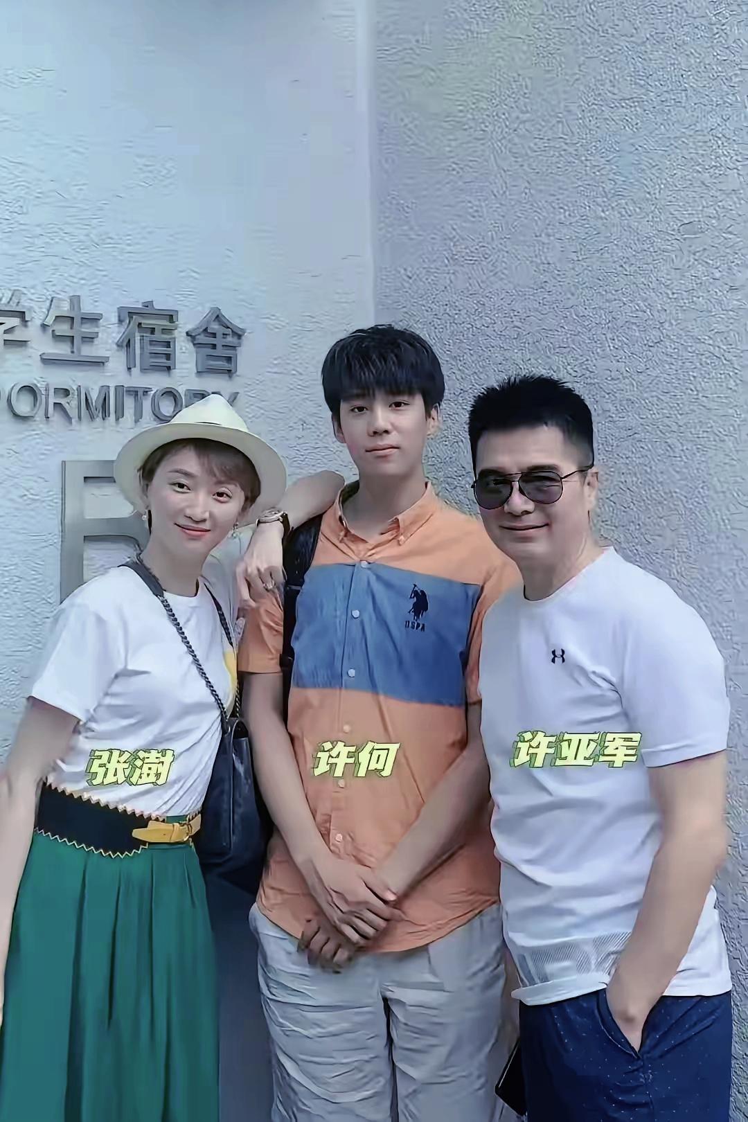 你们发现了吗？张澍和许何拍照，再吃力也要把手搭在他肩上——这哪里是装亲近，是