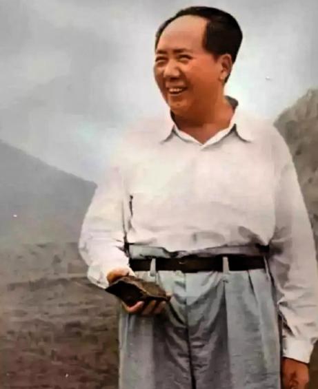 为什么毛主席多次强调，千万别让富人太富，否则后果谁都承担不起。 旧社会时期，