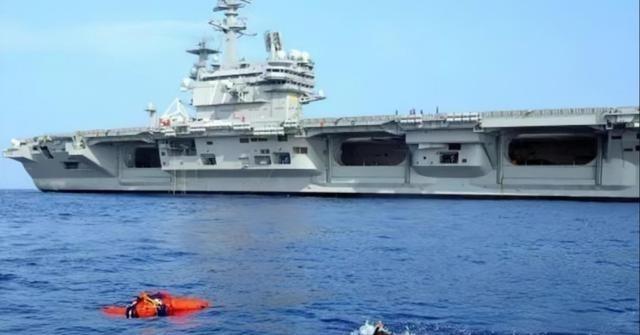 1995年，美国航母上一士兵夜晚出舱乘凉，不想，母舰急转弯时竟将他甩入海中，航母