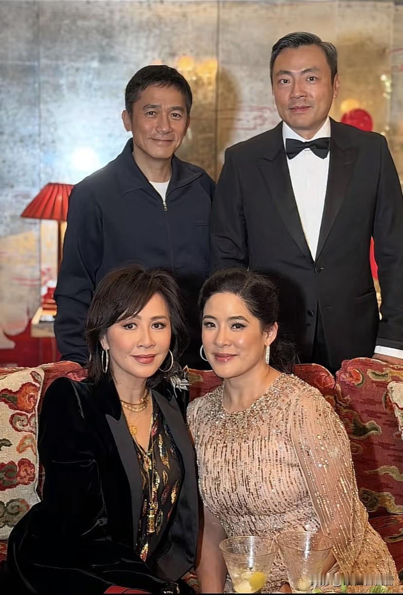 刘嘉玲元旦晒出与朋友跨年照片，老公梁朝伟也在家，家里布置的非常漂亮，朋友来了很热