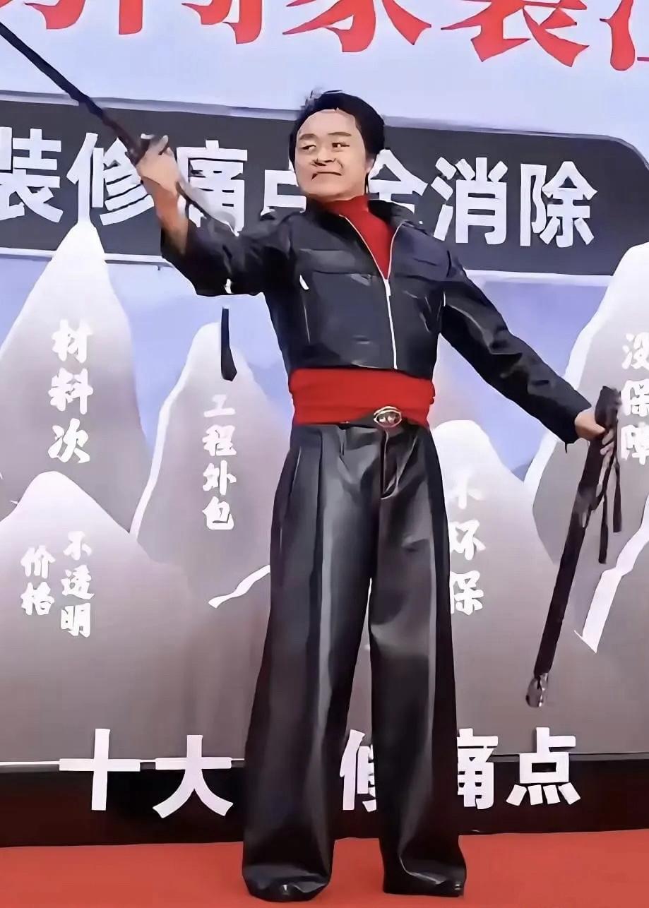 从当年琼瑶剧里的“咆哮帝”，到如今商演舞台上这身略显狼狈的造型，马景涛这几年的变