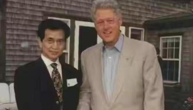 上世纪80年代，号称气功“大师”的严新想进清华当教授，清华校长张效文指着抽屉说：