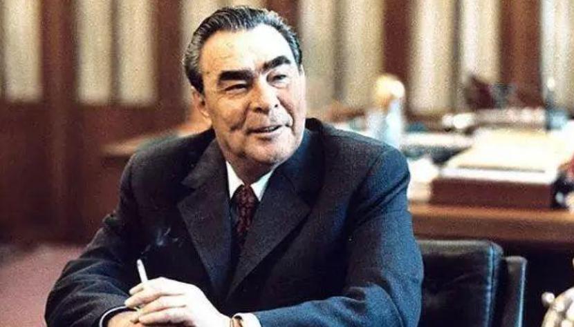 执政18年，勃列日涅夫是如何“毁掉”苏联的？莫斯科的冬天很冷，面包店外的队伍