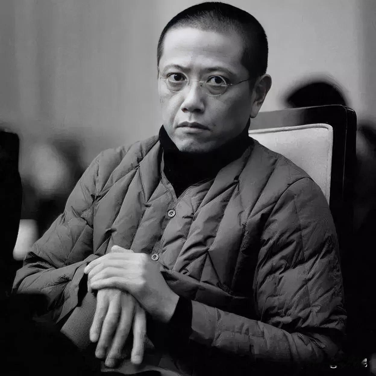 年轻时挺帅一小伙，好今模样有点脱相。这是一双攻击性很强的眼睛，在东北那旮旯