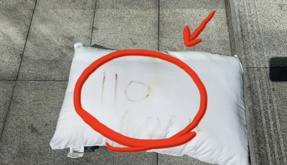 外卖小哥瞥见带血枕头！6个数字救下被困30小时女子一个带血的枕头，三行歪歪扭扭