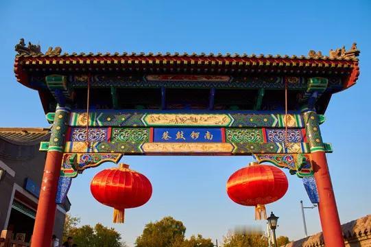 我今年64岁是土生土长的北京人，经常出去旅游。成都的宽窄巷、桂林的东西巷都去过，